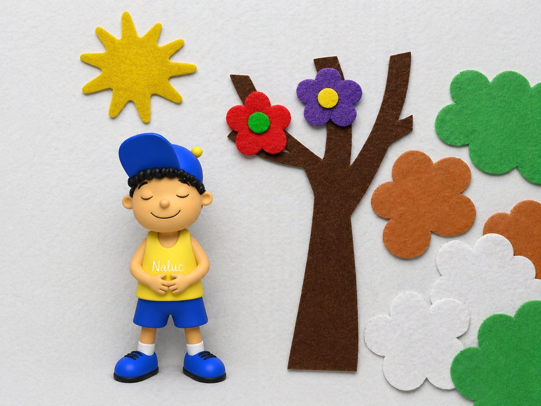 Naluc con gesto sereno junto a un árbol de fieltro con flores de colores y nubes.